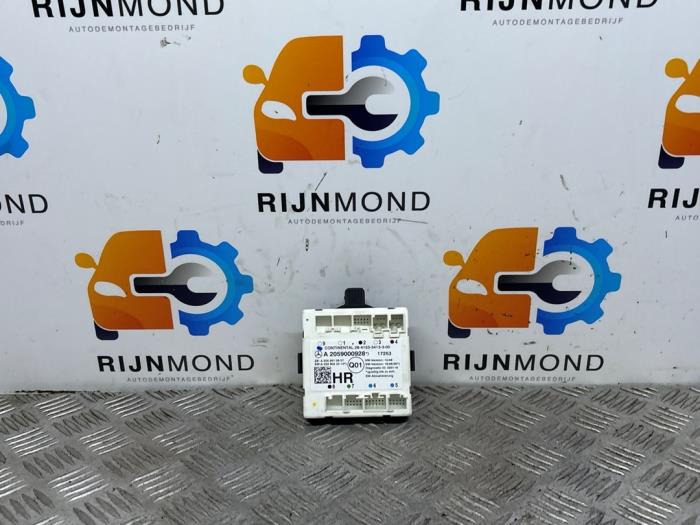 Gebruikte Deur module Mercedes C Estate (S205) C-180 1.6 16V BlueEfficiency Prijs € 25,00 Margeregeling aangeboden door Autodemontage Rijnmond BV