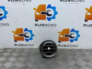 Gebruikte Luchtrooster Dashboard Mercedes C Estate (S205) C-180 1.6 16V BlueEfficiency Prijs € 50,00 Margeregeling aangeboden door Autodemontage Rijnmond BV
