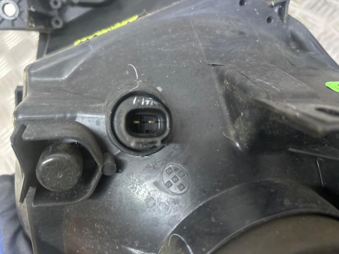 Koplamp rechts van een Nissan Pixo (D31S) 1.0 12V 2011