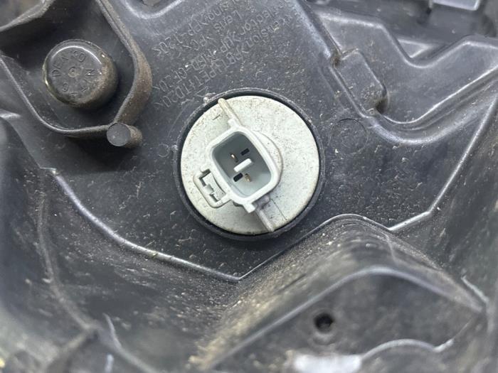 Koplamp rechts van een Nissan Pixo (D31S) 1.0 12V 2011