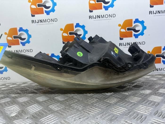 Koplamp rechts van een Nissan Pixo (D31S) 1.0 12V 2011