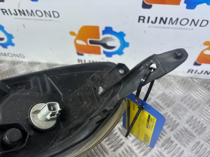 Koplamp rechts van een Nissan Pixo (D31S) 1.0 12V 2011