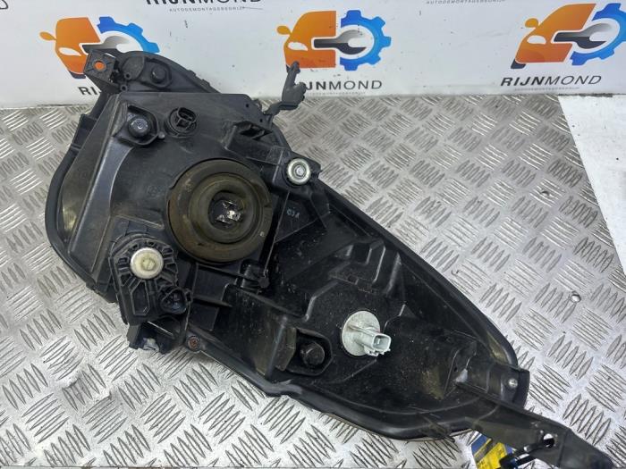 Koplamp rechts van een Nissan Pixo (D31S) 1.0 12V 2011