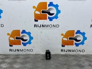 Gebruikte AUX/USB aansluiting Mercedes C Estate (S205) C-400 3.0 V6 Turbo 4-Matic Prijs € 25,00 Margeregeling aangeboden door Autodemontage Rijnmond BV