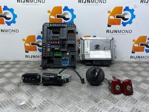 Gebruikte Contactslot + computer Peugeot 208 I (CA/CC/CK/CL) 1.2 Vti 12V PureTech 82 Prijs op aanvraag aangeboden door Autodemontage Rijnmond BV