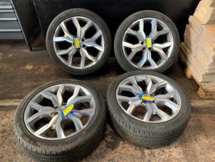 Gebruikte Velgen set + banden Landrover Range Rover Evoque (LVJ/LVS) 2.2 SD4 16V Prijs € 847,00 Inclusief btw aangeboden door Autodemontage Rijnmond BV