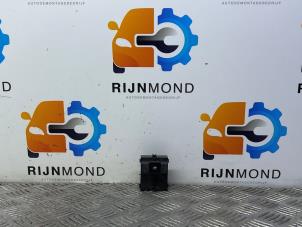 Gebruikte Schakelaar Elektrisch Raam Opel Adam 1.2 16V Prijs € 12,10 Inclusief btw aangeboden door Autodemontage Rijnmond BV