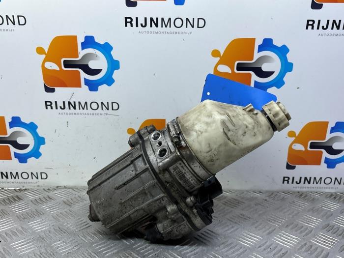 Stuurbekrachtiging Pomp van een Opel Zafira (M75) 1.7 CDTi 16V 2008