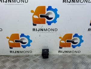 Gebruikte Schakelaar handrem Audi A3 Sportback (8VA/8VF) 1.6 TDI Ultra 16V Prijs € 12,10 Inclusief btw aangeboden door Autodemontage Rijnmond BV