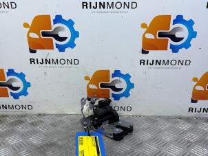 Gebruikte Slotmechaniek Achterklep Skoda Kamiq 1.0 TSI 12V Prijs € 30,25 Inclusief btw aangeboden door Autodemontage Rijnmond BV