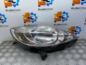 Gebruikte Koplamp rechts Peugeot 107 1.0 12V Prijs € 50,00 Margeregeling aangeboden door Autodemontage Rijnmond BV