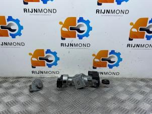 Gebruikte Kontaktslot + Sleutel Mazda 3 Sport (BK) 1.6i 16V Prijs op aanvraag aangeboden door Autodemontage Rijnmond BV