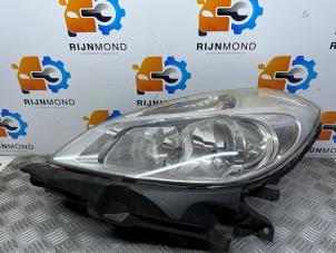 Gebruikte Linker Koplamp Renault Clio III (BR/CR) 1.2 16V 75 Prijs € 59,99 Margeregeling aangeboden door Autodemontage Rijnmond BV