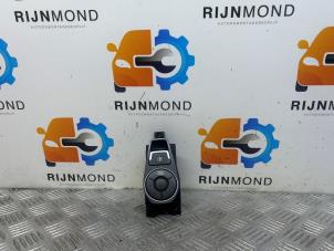 Gebruikte Handrem schakelaar Hyundai i40 CW (VFC) 1.7 CRDi 16V Prijs op aanvraag aangeboden door Autodemontage Rijnmond BV