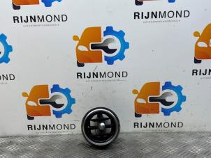 Gebruikte Luchtrooster Dashboard Mercedes C Estate (S205) C-180 1.6 16V BlueEfficiency Prijs € 19,99 Margeregeling aangeboden door Autodemontage Rijnmond BV