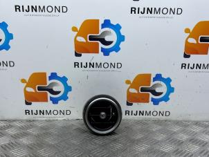 Gebruikte Luchtrooster Dashboard Mercedes C Estate (S205) C-180 1.6 16V BlueEfficiency Prijs € 24,99 Margeregeling aangeboden door Autodemontage Rijnmond BV