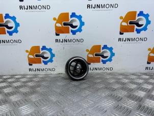 Gebruikte Luchtrooster Dashboard Mercedes C Estate (S205) C-180 1.6 16V BlueEfficiency Prijs € 24,99 Margeregeling aangeboden door Autodemontage Rijnmond BV