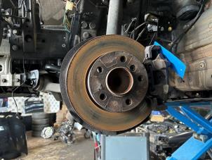 Gebruikte Fusee links-voor BMW 1 serie (F21) 116d 1.5 12V TwinPower Prijs € 48,40 Inclusief btw aangeboden door Autodemontage Rijnmond BV