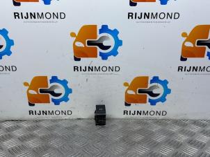 Gebruikte Schakelaar handrem Audi A3 Sportback (8YA) 1.0 30 TFSI 12V Prijs € 9,99 Margeregeling aangeboden door Autodemontage Rijnmond BV