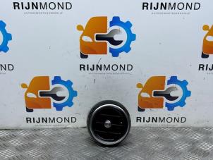 Gebruikte Luchtrooster Dashboard Mercedes C Estate (S205) C-180 1.6 16V BlueEfficiency Prijs € 24,99 Margeregeling aangeboden door Autodemontage Rijnmond BV