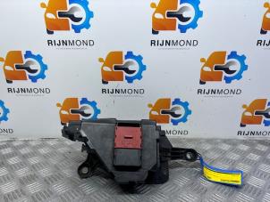 Gebruikte Zekeringkast Mercedes C Estate (S205) C-180 1.6 16V BlueEfficiency Prijs € 49,99 Margeregeling aangeboden door Autodemontage Rijnmond BV