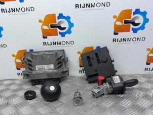 Gebruikte Kontaktslot + computer Renault Twingo II (CN) 1.2 16V Prijs op aanvraag aangeboden door Autodemontage Rijnmond BV