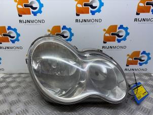 Gebruikte Koplamp rechts Mercedes C (W203) 1.8 C-180K 16V Prijs € 49,99 Margeregeling aangeboden door Autodemontage Rijnmond BV