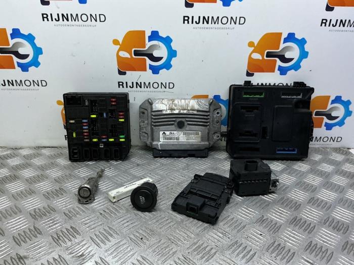 Gebruikte Kontaktslot + computer Renault Grand Scénic III (JZ) 1.4 16V TCe 130 Prijs op aanvraag aangeboden door Autodemontage Rijnmond BV