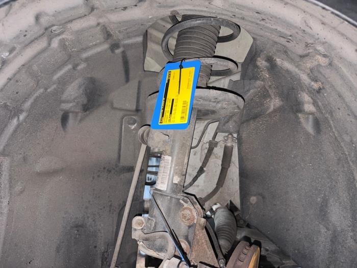 Schokdemper links-voor van een Peugeot 208 II (UB/UH/UP) 1.2 Vti 12V PureTech 100 2020