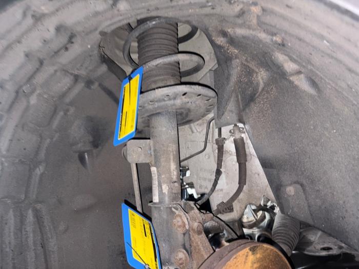 Schokdemper links-voor van een Peugeot 208 II (UB/UH/UP) 1.2 Vti 12V PureTech 100 2020