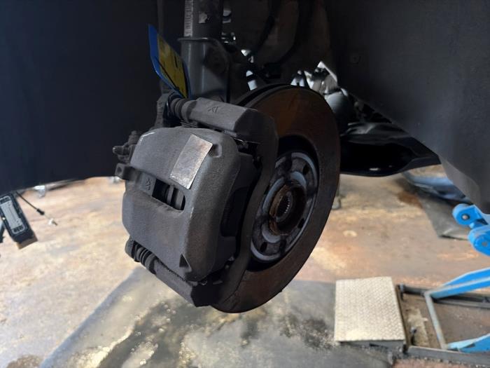 Fusee links-voor van een Peugeot 208 II (UB/UH/UP) 1.2 Vti 12V PureTech 100 2020