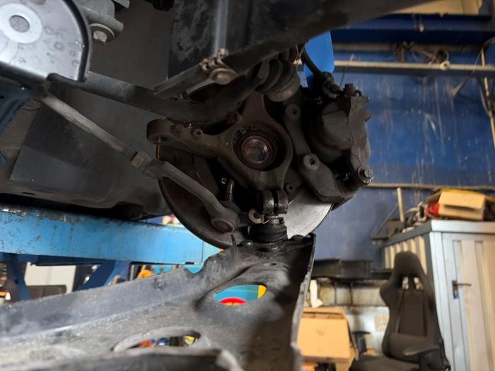 Fusee links-voor van een Peugeot 208 II (UB/UH/UP) 1.2 Vti 12V PureTech 100 2020