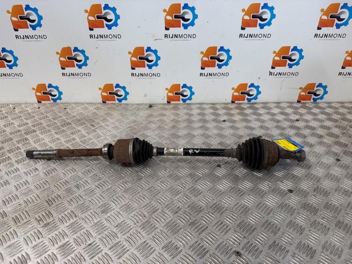 Gebruikte Aandrijfas rechts-voor Peugeot 208 II (UB/UH/UP) 1.2 Vti 12V PureTech 100 Prijs op aanvraag aangeboden door Autodemontage Rijnmond BV