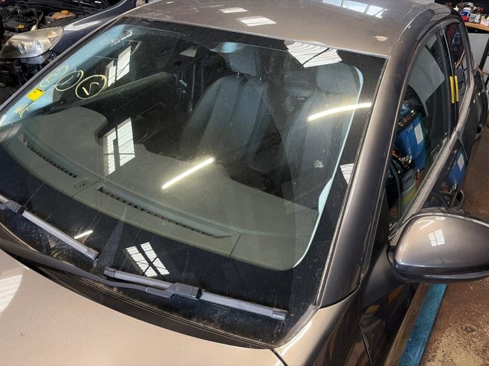 Voorruit van een Peugeot 208 II (UB/UH/UP) 1.2 Vti 12V PureTech 100 2020