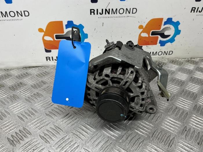 Dynamo van een Toyota Yaris III (P13) 1.33 16V Dual VVT-I 2016