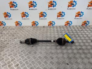 Gebruikte Homokineetas links-voor Toyota Yaris III (P13) 1.33 16V Dual VVT-I Prijs op aanvraag aangeboden door Autodemontage Rijnmond BV