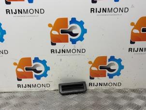 Gebruikte Handgreep Achterklep Seat Arona (KJX) 1.0 TSI 12V Prijs € 12,09 Inclusief btw aangeboden door Autodemontage Rijnmond BV