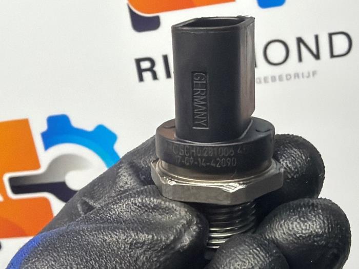 Brandstofdruk sensor van een BMW 5 serie (G30) 530d 3.0 TwinPower Turbo 24V 2018