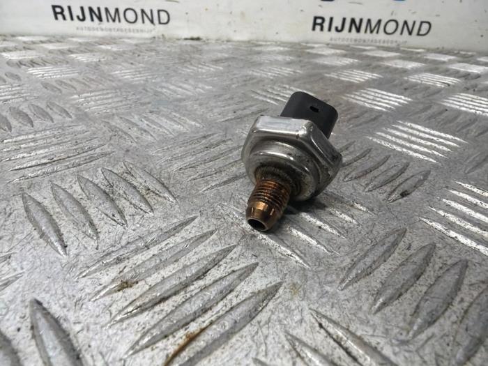 Brandstofdruk sensor van een Opel Corsa F (UB/UH/UP) 1.2 Turbo 12V 100 2020