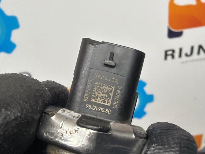 Brandstofdruk sensor van een Opel Corsa F (UB/UH/UP) 1.2 Turbo 12V 100 2020