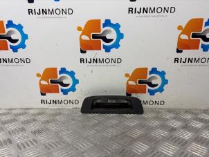 Gebruikte Achterklep Handgreep Opel Crossland (X) 1.2 Turbo 12V Prijs € 19,99 Margeregeling aangeboden door Autodemontage Rijnmond BV