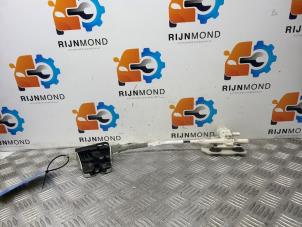 Gebruikte Sluithulpmotor achterklep Mercedes C Estate AMG (S205) C-63 AMG 4.0 V8 Biturbo Prijs € 59,99 Margeregeling aangeboden door Autodemontage Rijnmond BV