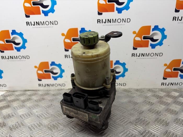 Gebruikte Pomp Servo Volkswagen Polo IV (9N1/2/3) 1.4 16V Prijs € 89,99 Margeregeling aangeboden door Autodemontage Rijnmond BV