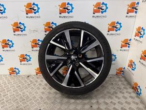 Gebruikte Velg + Band Peugeot 208 II (UB/UH/UP) 1.2 Vti 12V PureTech 100 Prijs op aanvraag aangeboden door Autodemontage Rijnmond BV