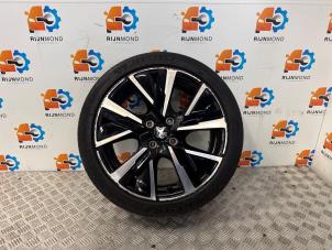 Gebruikte Velg + Band Peugeot 208 II (UB/UH/UP) 1.2 Vti 12V PureTech 100 Prijs op aanvraag aangeboden door Autodemontage Rijnmond BV