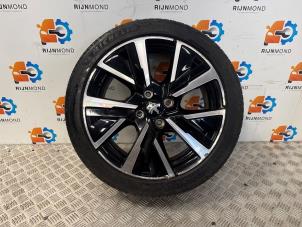 Gebruikte Velg + Band Peugeot 208 II (UB/UH/UP) 1.2 Vti 12V PureTech 100 Prijs op aanvraag aangeboden door Autodemontage Rijnmond BV