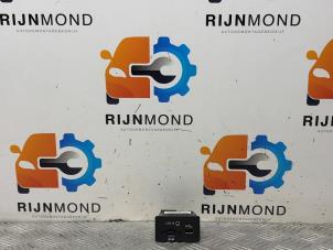 Gebruikte AUX/USB aansluiting Ford Focus 3 1.0 Ti-VCT EcoBoost 12V 100 Prijs € 36,29 Inclusief btw aangeboden door Autodemontage Rijnmond BV