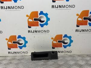 Gebruikte Achterklep Handgreep BMW 2 serie Active Tourer (F45) 220i 2.0 TwinPower Turbo 16V Prijs € 18,14 Inclusief btw aangeboden door Autodemontage Rijnmond BV