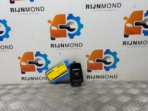 Gebruikte Schakelaar handrem BMW 2 serie Active Tourer (F45) 220i 2.0 TwinPower Turbo 16V Prijs € 36,30 Inclusief btw aangeboden door Autodemontage Rijnmond BV