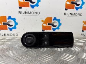 Gebruikte Elektrisch Raam Schakelaar Renault Clio IV (5R) 0.9 Energy TCE 90 12V Prijs € 14,99 Margeregeling aangeboden door Autodemontage Rijnmond BV